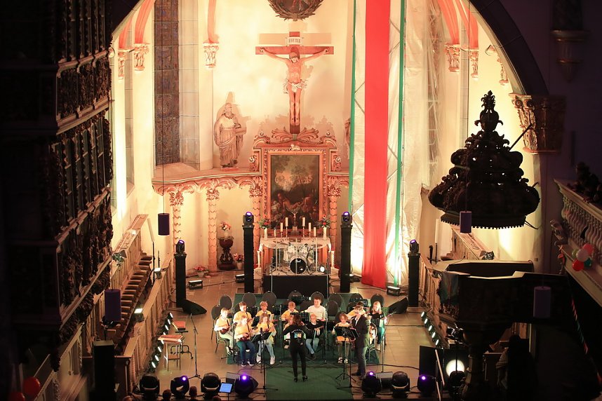 "Ukulele trifft Licht" mit Franzbergsch&uuml;lern in der Trinitatiskirche