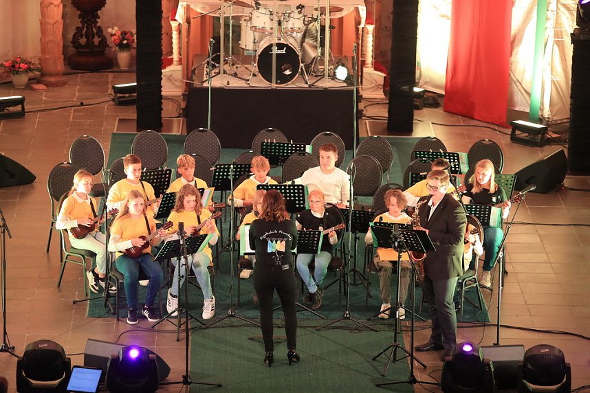 "Ukulele trifft Licht" mit Franzbergsch&uuml;lern in der Trinitatiskirche