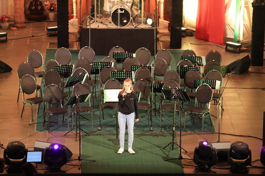 "Ukulele trifft Licht" mit Franzbergsch&uuml;lern in der Trinitatiskirche