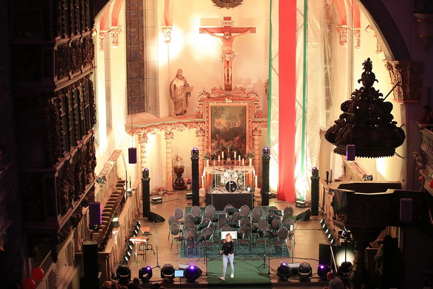 "Ukulele trifft Licht" mit Franzbergsch&uuml;lern in der Trinitatiskirche