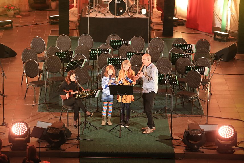 "Ukulele trifft Licht" mit Franzbergsch&uuml;lern in der Trinitatiskirche