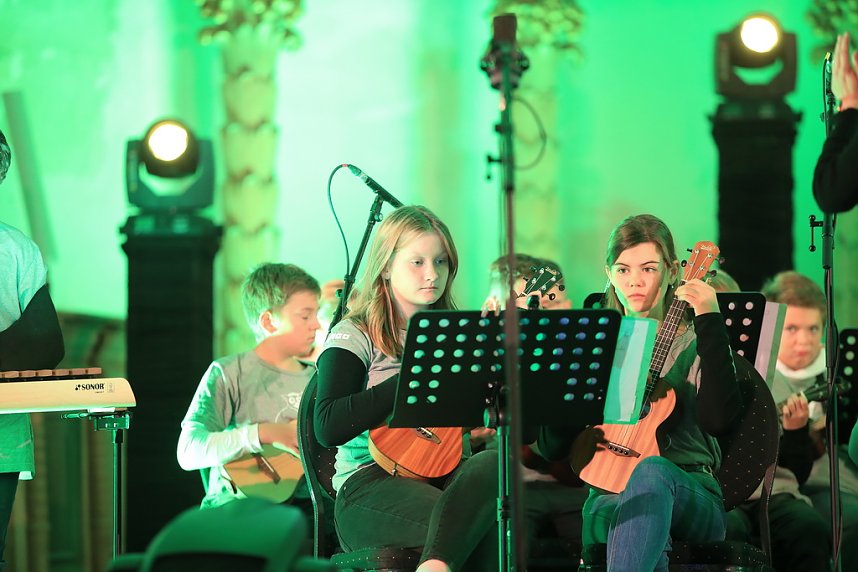 "Ukulele trifft Licht" mit Franzbergsch&uuml;lern in der Trinitatiskirche