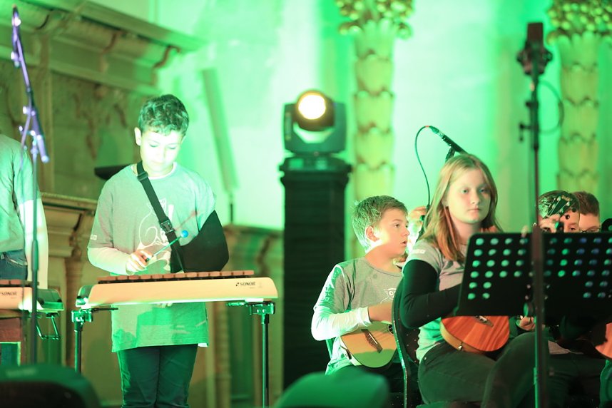 "Ukulele trifft Licht" mit Franzbergsch&uuml;lern in der Trinitatiskirche