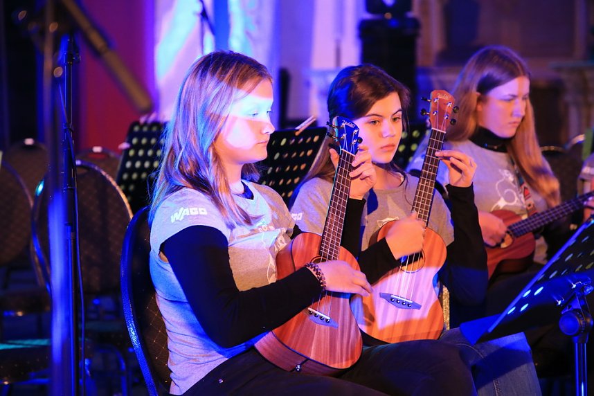 "Ukulele trifft Licht" mit Franzbergsch&uuml;lern in der Trinitatiskirche