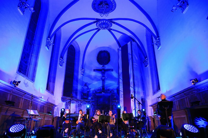 "Ukulele trifft Licht" mit Franzbergsch&uuml;lern in der Trinitatiskirche
