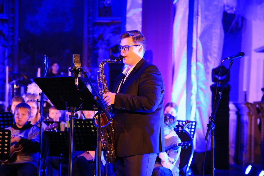 "Ukulele trifft Licht" mit Franzbergsch&uuml;lern in der Trinitatiskirche