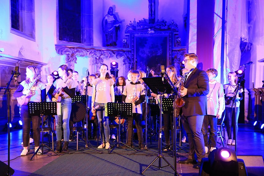 "Ukulele trifft Licht" mit Franzbergsch&uuml;lern in der Trinitatiskirche