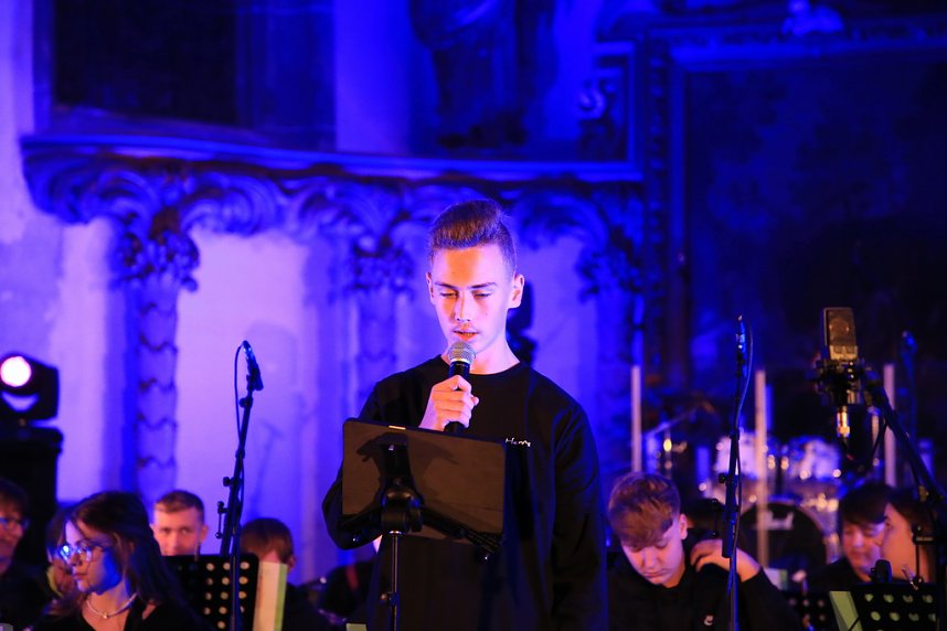 "Ukulele trifft Licht" mit Franzbergsch&uuml;lern in der Trinitatiskirche