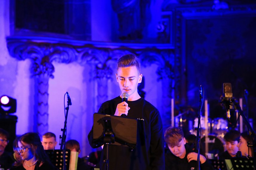 "Ukulele trifft Licht" mit Franzbergsch&uuml;lern in der Trinitatiskirche