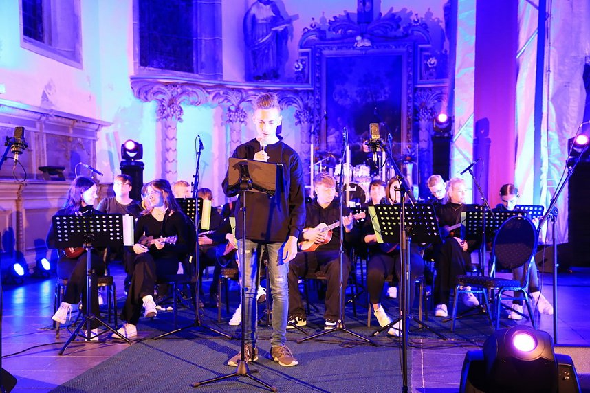 "Ukulele trifft Licht" mit Franzbergsch&uuml;lern in der Trinitatiskirche