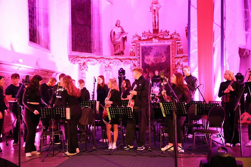 "Ukulele trifft Licht" mit Franzbergsch&uuml;lern in der Trinitatiskirche
