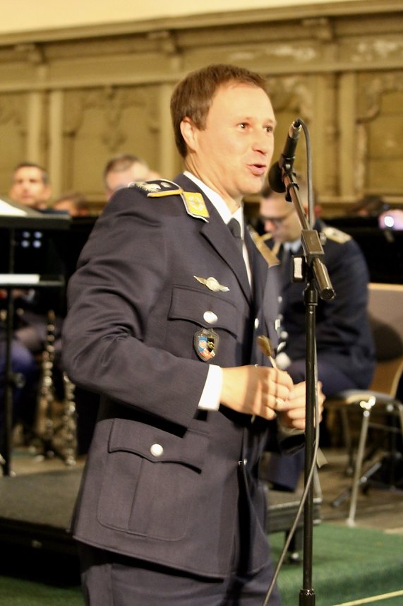 Das Luftwaffenmusikkorps Erfurt wurde von Oberstleutnant Dr. Tobias Wunderle mit gro&szlig;er Begeisterung geleitet.