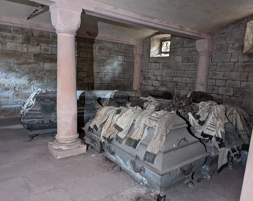 Ein seltener Anblick: In der Gruft Gro&szlig;furra werden die S&auml;rge der Familienmitglieder derer von Wurm aufbewahrt