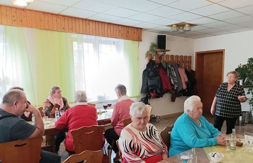 Vorweihnachtliches Basteln bei der Volksolidarit&auml;t