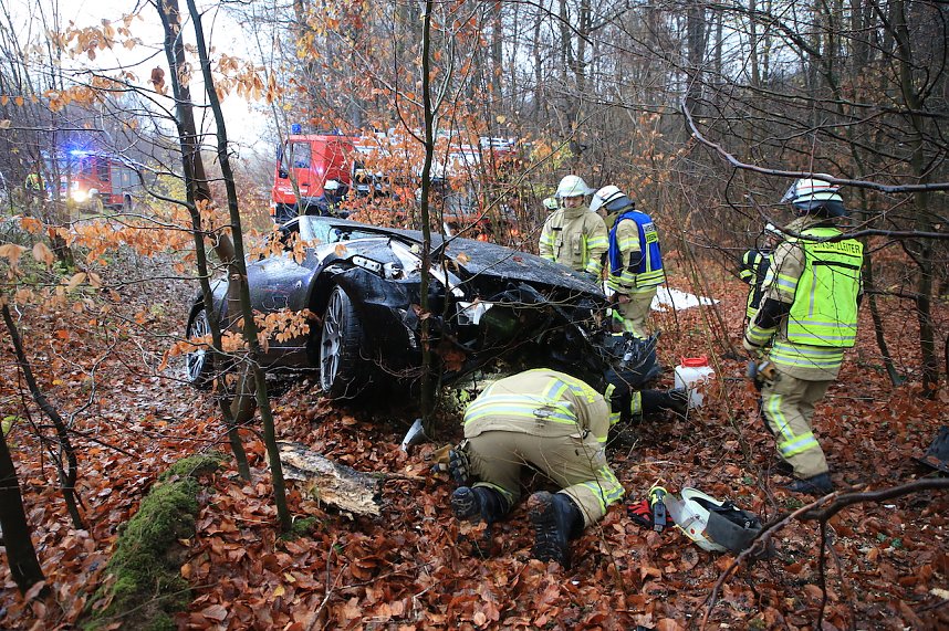Der verunfallte Fahrer musste mit der Rettungsschere aus seinem Auto befreit werden