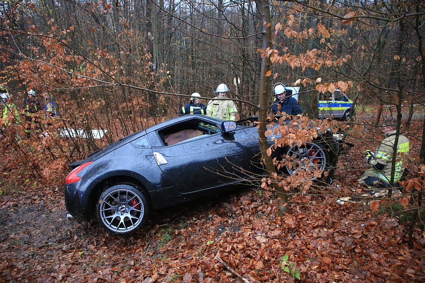 Der verunfallte Fahrer musste mit der Rettungsschere aus seinem Auto befreit werden