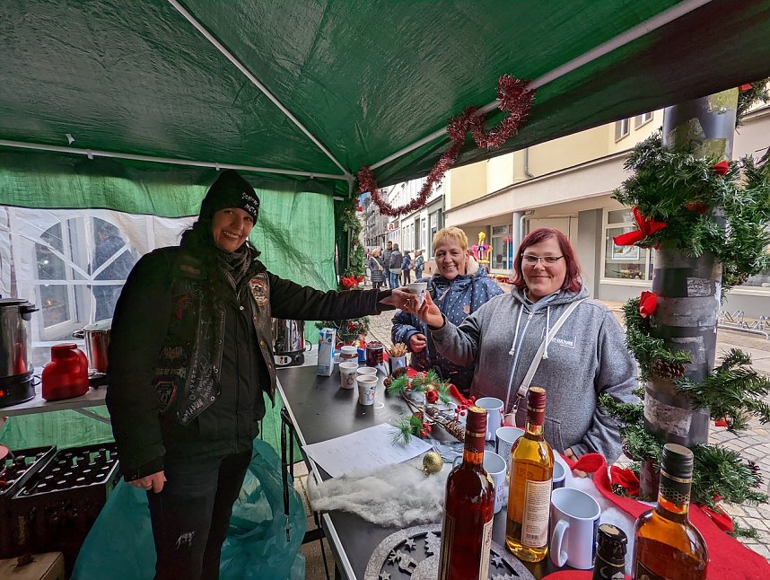 Beim Gl&uuml;hweinzauber konnten sich Besucher durch viele Gl&uuml;hweinspezialit&auml;ten probieren