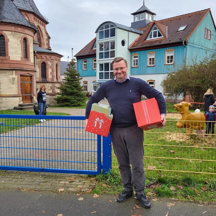 Landtagsabgeordneter Stefan Schard (CDU) tourte mit Weihnachtskalendern durch den Kyffh&auml;userkreis und beschenkte die Kindergartenkinder