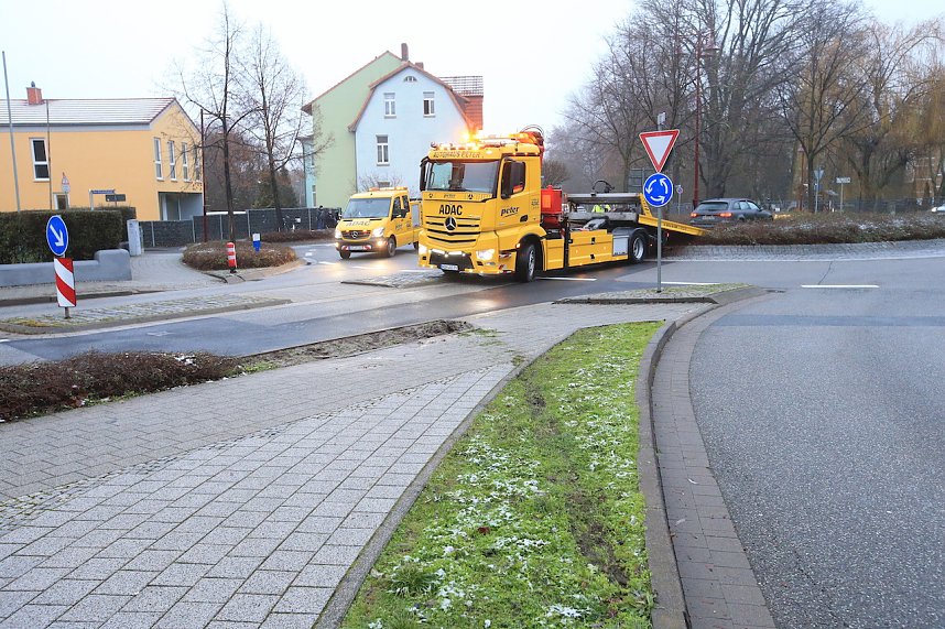 Gl&uuml;ck f&uuml;r die Sondersh&auml;user. Niemand befand sich zu dieser Zeit in der "Schusslinie" des Autos
