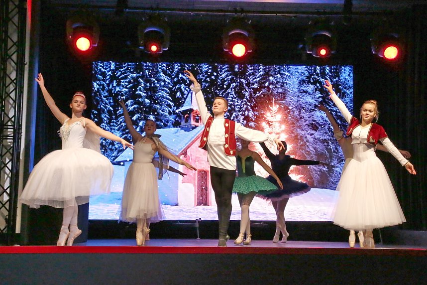 Weihnachtsballett mit den Eleven des Tanzstudios Radeva