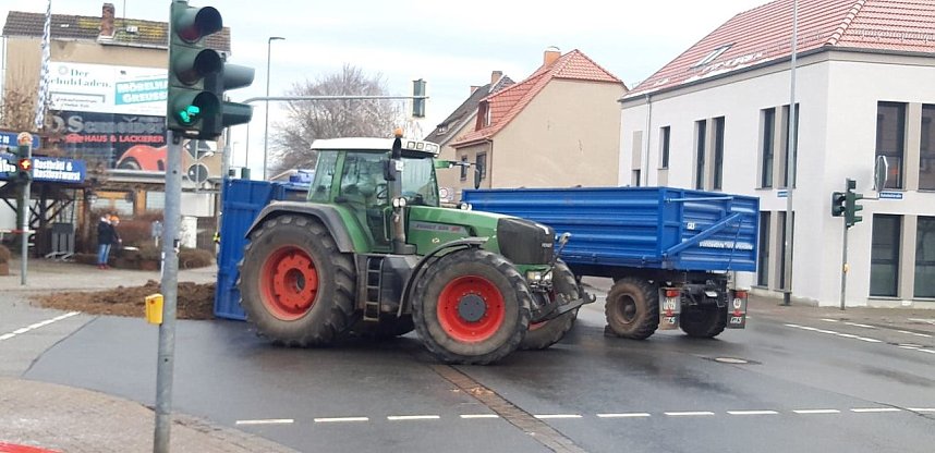 H&uuml;hnermist auf der Stra&szlig;e in Greu&szlig;en 