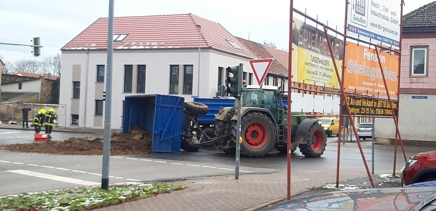 H&uuml;hnermist auf der Stra&szlig;e in Greu&szlig;en 