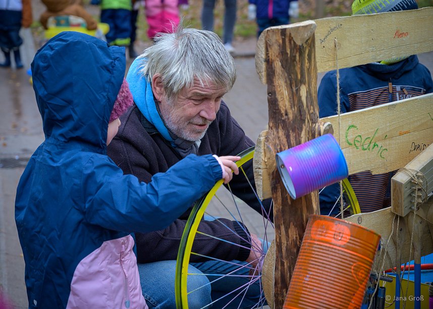 Kita "Anne Frank" erh&auml;lt selbstgebautes Musikinstrument