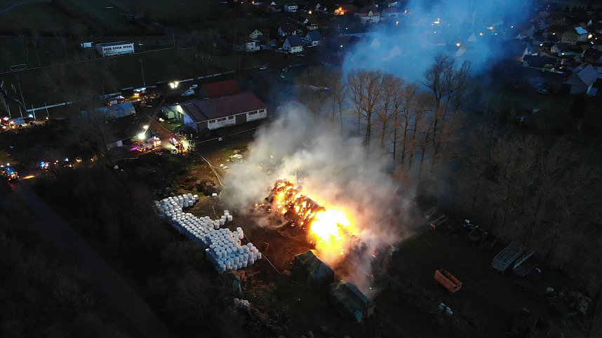 Brennender Strohballen in Westerengel