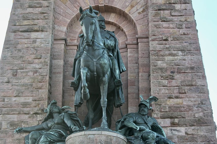 Verleihung des Fahnenbandes vor dem Kyffh&auml;user Denkmal