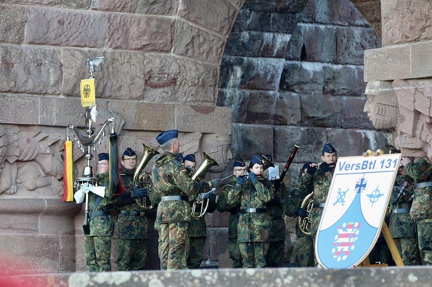 Verleihung des Fahnenbandes vor dem Kyffh&auml;user Denkmal