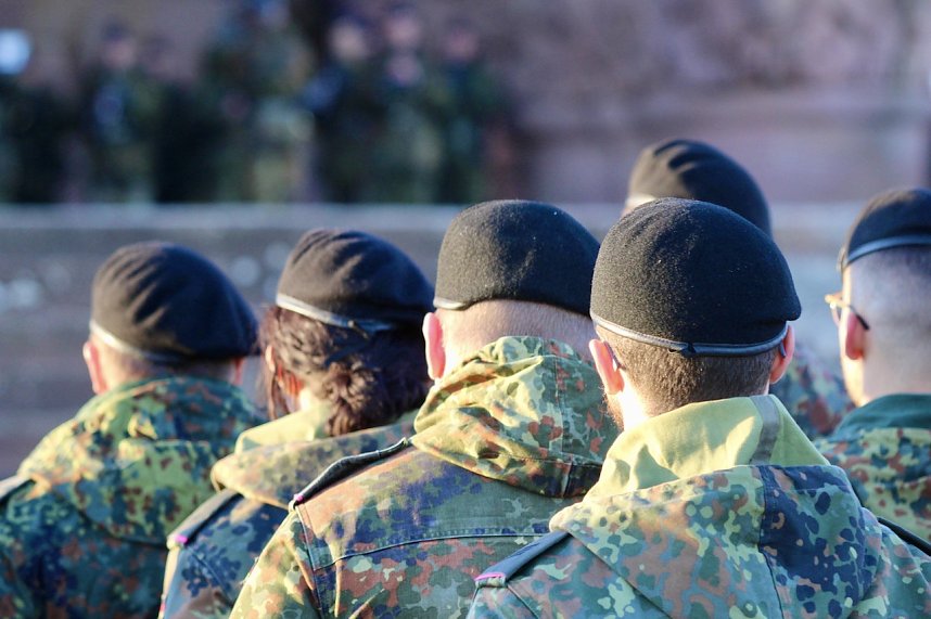 Verleihung des Fahnenbandes vor dem Kyffh&auml;user Denkmal