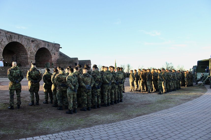 Verleihung des Fahnenbandes vor dem Kyffh&auml;user Denkmal
