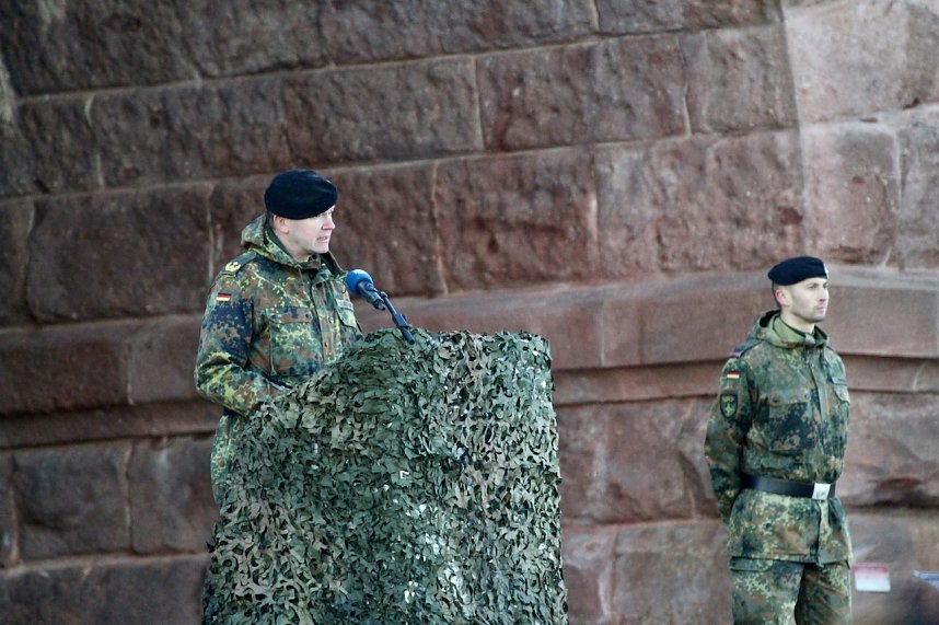 Verleihung des Fahnenbandes vor dem Kyffh&auml;user Denkmal