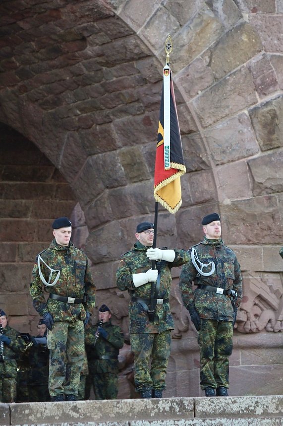 Verleihung des Fahnenbandes vor dem Kyffh&auml;user Denkmal