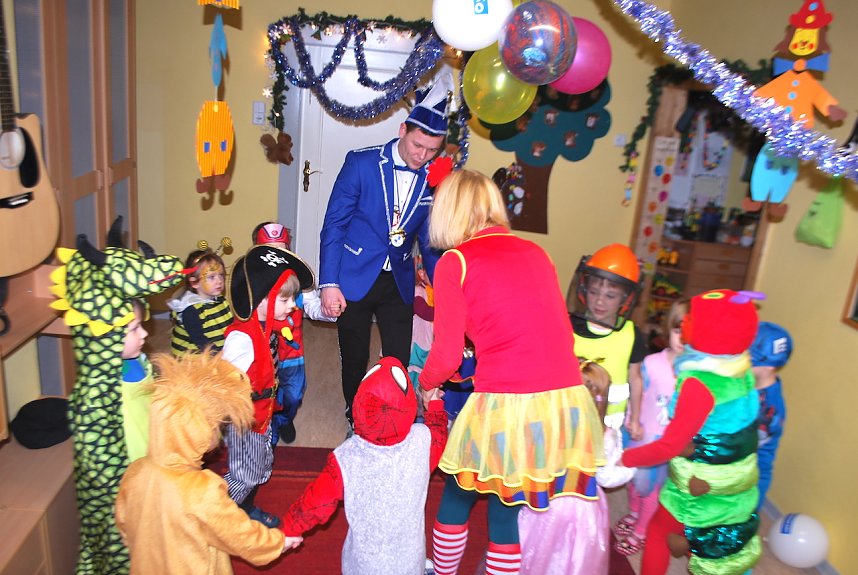Sogar der echte Faschingsprinz vom ECV, Sebastian I., feierte mit beim Kinderfasching in der Kindervilla Bad Frankenhausen