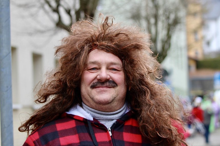 Ausgelassen und fr&ouml;hlich feierten die Menschen am Rosenmontag in Sondershausen