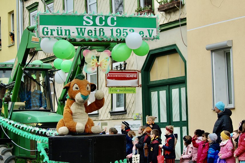 Ausgelassen und fr&ouml;hlich feierten die Menschen am Rosenmontag in Sondershausen