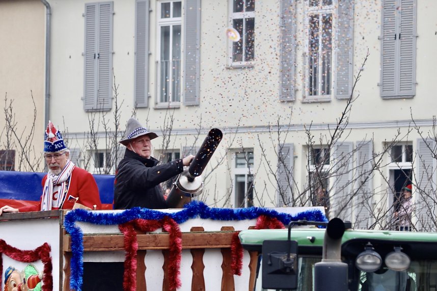 Ausgelassen und fr&ouml;hlich feierten die Menschen am Rosenmontag in Sondershausen