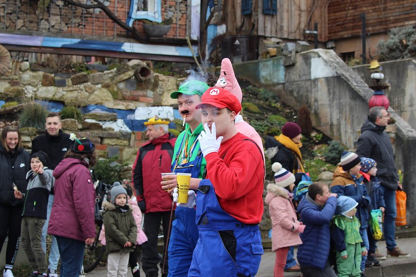 Ausgelassen und fr&ouml;hlich feierten die Menschen am Rosenmontag in Sondershausen
