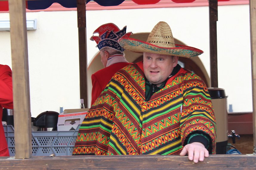 Ein bunter Karnevalszug zog sich am Rosenmontag durch Sondershausen