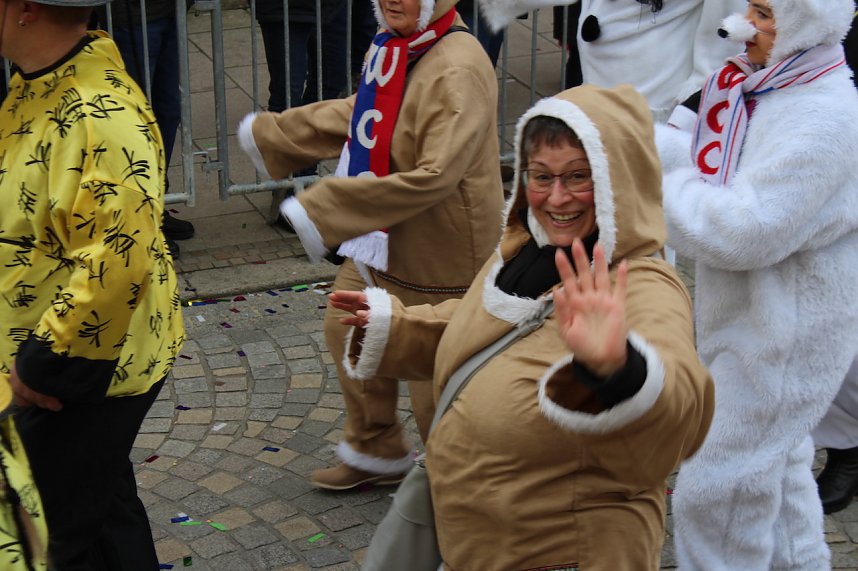 Ein bunter Karnevalszug zog sich am Rosenmontag durch Sondershausen