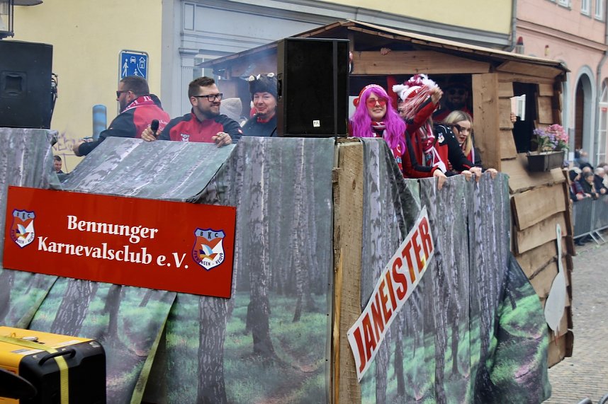 Ein bunter Karnevalszug zog sich am Rosenmontag durch Sondershausen