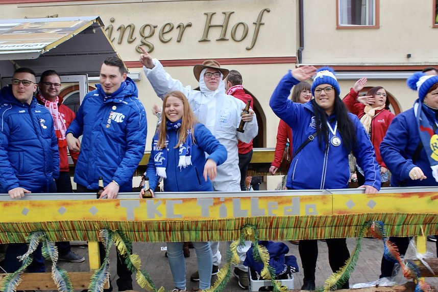 Ein bunter Karnevalszug zog sich am Rosenmontag durch Sondershausen