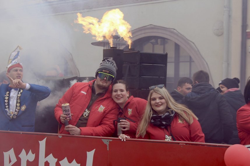 Ein bunter Karnevalszug zog sich am Rosenmontag durch Sondershausen