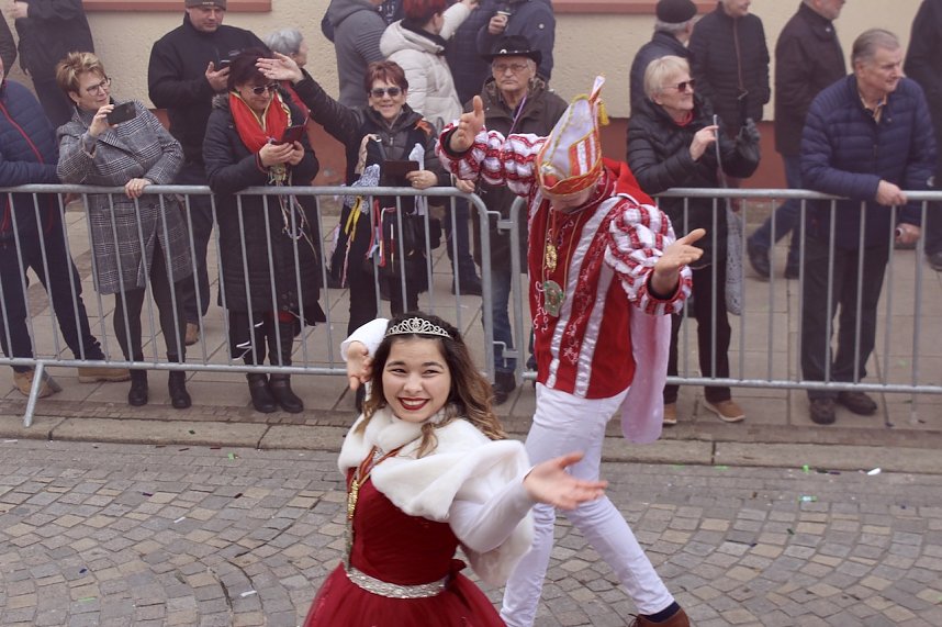 Ein bunter Karnevalszug zog sich am Rosenmontag durch Sondershausen