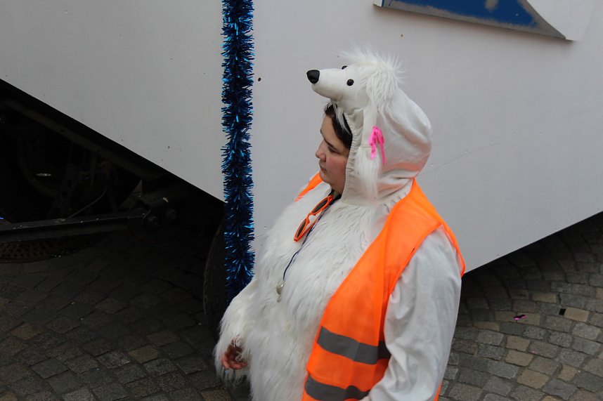Ein bunter Karnevalszug zog sich am Rosenmontag durch Sondershausen