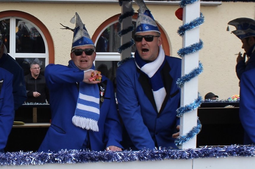 Ein bunter Karnevalszug zog sich am Rosenmontag durch Sondershausen