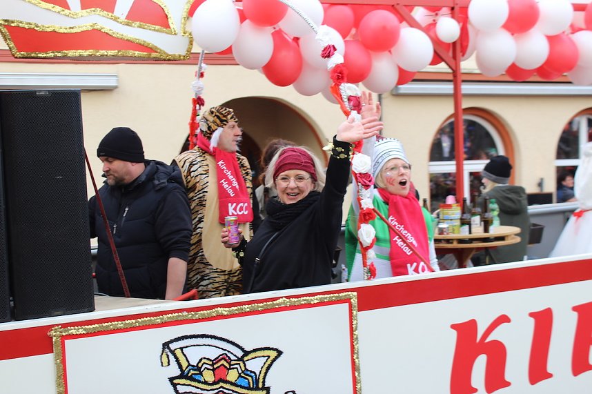 Ein bunter Karnevalszug zog sich am Rosenmontag durch Sondershausen
