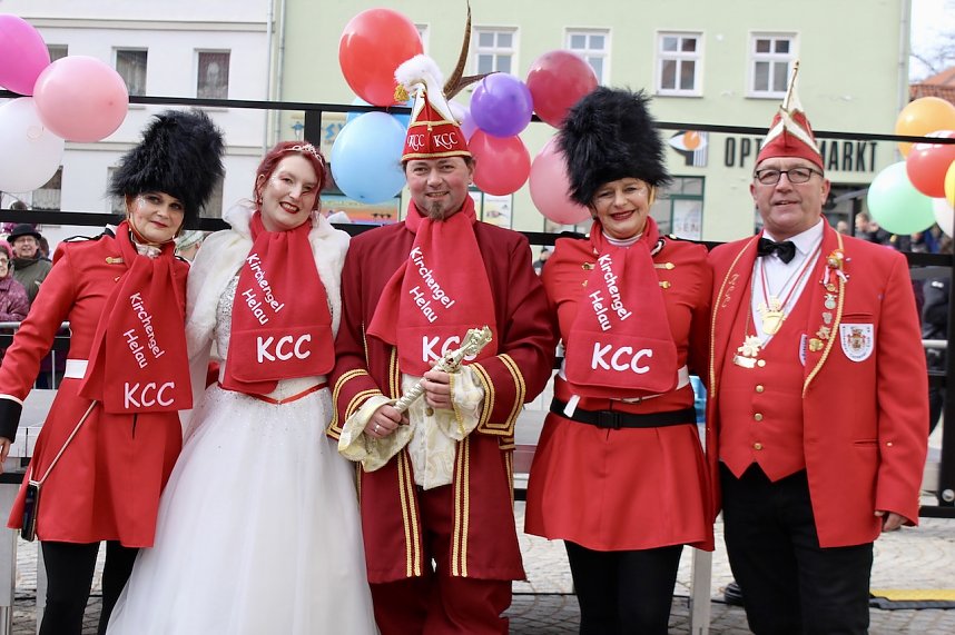 Ein bunter Karnevalszug zog sich am Rosenmontag durch Sondershausen