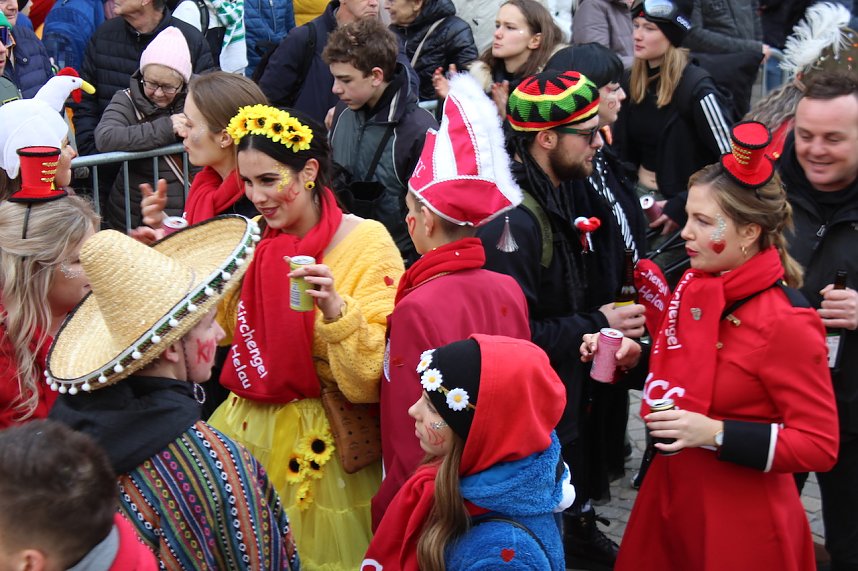 Ein bunter Karnevalszug zog sich am Rosenmontag durch Sondershausen